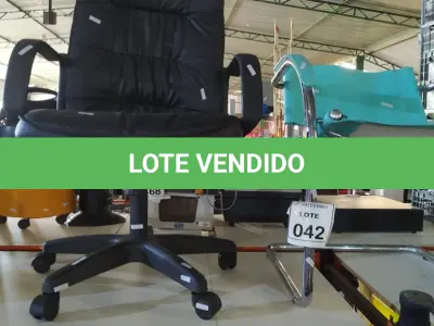 LOTE 042 - 01 CADEIRA DE ESCRITÓRIO E 01 CADEIRA CROMADA FIXA. (NO ESTADO) ATENÇÃO! FAZER A VISITAÇÃO ANTES DE ARREMATAR, NÃO SABEMOS SE FUNCIONA, LEILÃO NÃO TEM GARANTIA E NEM DEVOLUÇÃO, SUJEITO A POSSÍVEIS AVARIAS VISÍVEIS/OCULTAS E/OU AUSÊNCIA DE COMPONENTES.