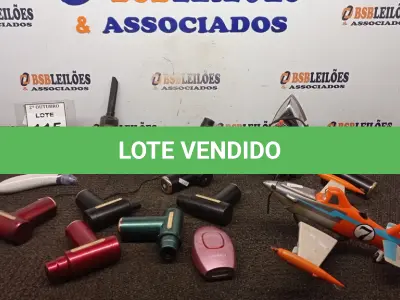LOTE 115 - 01 LOTE COM VÁRIOS MASSAGEADORES, 01 FERRO DE PASSAR 01 AVIÃO DE BRINQUEDO. (NO ESTADO) ATENÇÃO! FAZER A VISITAÇÃO ANTES DE ARREMATAR, NÃO SABEMOS SE FUNCIONA, LEILÃO NÃO TEM GARANTIA E NEM DEVOLUÇÃO, SUJEITO A POSSÍVEIS AVARIAS VISÍVEIS/OCULTAS E/OU AUSÊNCIA DE COMPONENTES.
