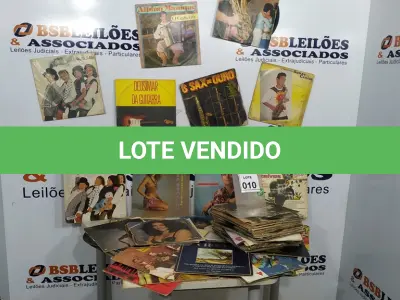 LOTE 010 - 01 LOTE COM GRANDE QUANTIDADE DE DISCOS DE VINIL. (NO ESTADO) ATENÇÃO! FAZER A VISITAÇÃO ANTES DE ARREMATAR, NÃO SABEMOS SE FUNCIONA, LEILÃO NÃO TEM GARANTIA E NEM DEVOLUÇÃO, SUJEITO A POSSÍVEIS AVARIAS VISÍVEIS/OCULTAS E/OU AUSÊNCIA DE COMPONENTES.