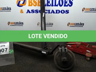 LOTE 007 - 01 PATINETE COM AVARIAS E 01 MACACO HIDRÁULICO. (NO ESTADO) ATENÇÃO! FAZER A VISITAÇÃO ANTES DE ARREMATAR, NÃO SABEMOS SE FUNCIONA, LEILÃO NÃO TEM GARANTIA E NEM DEVOLUÇÃO, SUJEITO A POSSÍVEIS AVARIAS VISÍVEIS/OCULTAS E/OU AUSÊNCIA DE COMPONENTES.