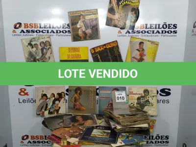 LOTE 010 - 01 LOTE COM GRANDE QUANTIDADE DE DISCOS DE VINIL. (NO ESTADO) ATENÇÃO! FAZER A VISITAÇÃO ANTES DE ARREMATAR, NÃO SABEMOS SE FUNCIONA, LEILÃO NÃO TEM GARANTIA E NEM DEVOLUÇÃO, SUJEITO A POSSÍVEIS AVARIAS VISÍVEIS/OCULTAS E/OU AUSÊNCIA DE COMPONENTES.