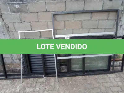 LOTE 586 - 01 LOTE COM JANELAS EM ALUMÍNIO TAMANHOS DIVERSOS. (NO ESTADO) ATENÇÃO! FAZER A VISITAÇÃO ANTES DE ARREMATAR, NÃO SABEMOS SE FUNCIONA, LEILÃO NÃO TEM GARANTIA E NEM DEVOLUÇÃO, SUJEITO A POSSÍVEIS AVARIAS VISÍVEIS/OCULTAS E/OU AUSÊNCIA DE COMPONENTES.