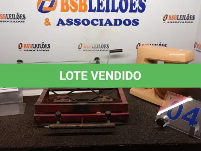 LOTE 107 - 01 BATEDEIRA, 01 CILINDRO DE MASSAS E 01 MINI FOGÃO. (NO ESTADO) ATENÇÃO! FAZER A VISITAÇÃO ANTES DE ARREMATAR, NÃO SABEMOS SE FUNCIONA, LEILÃO NÃO TEM GARANTIA E NEM DEVOLUÇÃO, SUJEITO A POSSÍVEIS AVARIAS VISÍVEIS/OCULTAS E/OU AUSÊNCIA DE COMPONENTES.