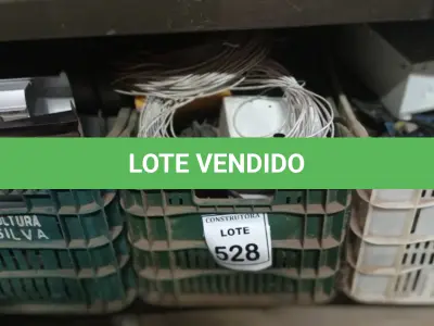 LOTE 528 - 01 LOTE COM CABOS DIVERSOS, FONTES, ESTABILIZADOR E SUPORTE PARA CÂMERAS DE SEGURANÇA. (CAIXA ORGANIZADORA NAO INCLUSA) (NO ESTADO) ATENÇÃO! FAZER A VISITAÇÃO ANTES DE ARREMATAR, NÃO SABEMOS SE FUNCIONA, LEILÃO NÃO TEM GARANTIA E NEM DEVOLUÇÃO, SUJEITO A POSSÍVEIS AVARIAS VISÍVEIS/OCULTAS E/OU AUSÊNCIA DE COMPONENTES.