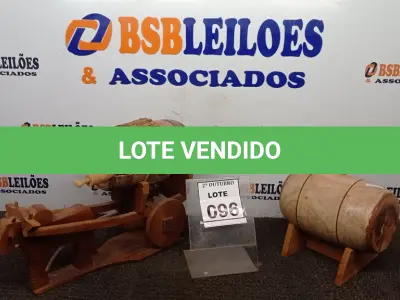 LOTE 096 - 01 CARRINHO DE BOI EM MADEIRA E 02 CAROTE DE CACHAÇA. (NO ESTADO) ATENÇÃO! FAZER A VISITAÇÃO ANTES DE ARREMATAR, NÃO SABEMOS SE FUNCIONA, LEILÃO NÃO TEM GARANTIA E NEM DEVOLUÇÃO, SUJEITO A POSSÍVEIS AVARIAS VISÍVEIS/OCULTAS E/OU AUSÊNCIA DE COMPONENTES.