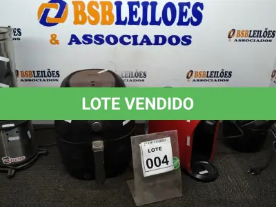 LOTE 004 - 01 LIQUIDIFICADOR INDUSTRIAL, 01 AIR FRYER MARCA PHILCO, 01 BATEDEIRA MARCA MONDIAL E 01 CAFETEIRA. (NO ESTADO) ATENÇÃO! FAZER A VISITAÇÃO ANTES DE ARREMATAR, NÃO SABEMOS SE FUNCIONA, LEILÃO NÃO TEM GARANTIA E NEM DEVOLUÇÃO, SUJEITO A POSSÍVEIS AVARIAS VISÍVEIS/OCULTAS E/OU AUSÊNCIA DE COMPONENTES.