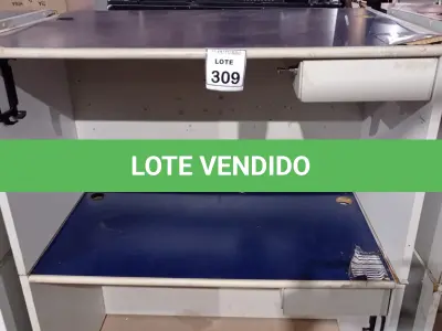 LOTE 309 - 02 MESAS DE ESCRITÓRIO EM MADEIRA. (NO ESTADO) ATENÇÃO! FAZER A VISITAÇÃO ANTES DE ARREMATAR, NÃO SABEMOS SE FUNCIONA, LEILÃO NÃO TEM GARANTIA E NEM DEVOLUÇÃO, SUJEITO A POSSÍVEIS AVARIAS VISÍVEIS/OCULTAS E/OU AUSÊNCIA DE COMPONENTES.