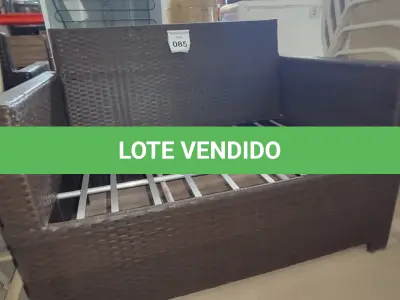 LOTE 085 - 01 SOFÁ DE JARDIM. (NO ESTADO EM QUE SE ENCONTRA. SUJEITO A AVARIAS OCULTAS/VISÍVEIS.) BH1646D