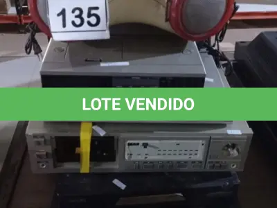LOTE 135 - 01 LOTE COM VÁRIOS APARELHOS DE DVD, VÍDEO CASSETE E ELETRÔNICOS DIVERSOS PARA RETIRADA DE PEÇAS. (NO ESTADO) ATENÇÃO! FAZER A VISITAÇÃO ANTES DE ARREMATAR, NÃO SABEMOS SE FUNCIONA, LEILÃO NÃO TEM GARANTIA E NEM DEVOLUÇÃO, SUJEITO A POSSÍVEIS AVARIAS VISÍVEIS/OCULTAS E/OU AUSÊNCIA DE COMPONENTES.