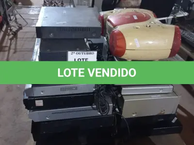 LOTE 135 - 01 LOTE COM VÁRIOS APARELHOS DE DVD, VÍDEO CASSETE E ELETRÔNICOS DIVERSOS PARA RETIRADA DE PEÇAS. (NO ESTADO) ATENÇÃO! FAZER A VISITAÇÃO ANTES DE ARREMATAR, NÃO SABEMOS SE FUNCIONA, LEILÃO NÃO TEM GARANTIA E NEM DEVOLUÇÃO, SUJEITO A POSSÍVEIS AVARIAS VISÍVEIS/OCULTAS E/OU AUSÊNCIA DE COMPONENTES.