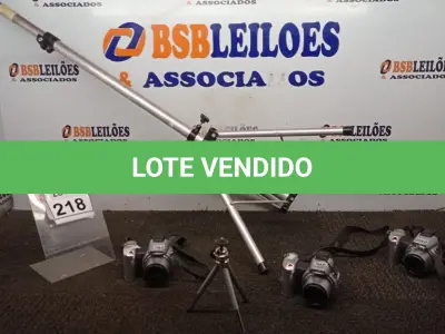 LOTE 218 - 02 TRIPÉS DE CÂMERA COM 03 CÂMERAS MARCA MINOLTA. (NO ESTADO) ATENÇÃO! FAZER A VISITAÇÃO ANTES DE ARREMATAR, NÃO SABEMOS SE FUNCIONA, LEILÃO NÃO TEM GARANTIA E NEM DEVOLUÇÃO, SUJEITO A POSSÍVEIS AVARIAS VISÍVEIS/OCULTAS E/OU AUSÊNCIA DE COMPONENTES.