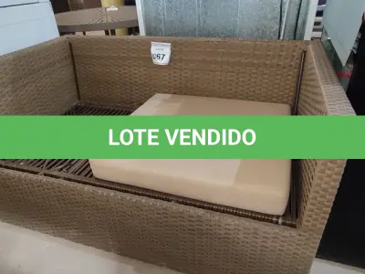 LOTE 067 - 01 SOFÁ DE JARDIM. (NO ESTADO EM QUE SE ENCONTRA. SUJEITO A AVARIAS OCULTAS/VISÍVEIS.) BH1517T