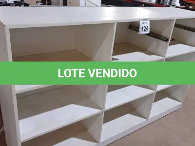 LOTE 124 - 01 ESTANTE DE MADEIRA COM 09 DIVISÓRIAS COM DIMENSÕES DE 1,88X1,11X0,46. (NO ESTADO) ATENÇÃO! FAZER A VISITAÇÃO ANTES DE ARREMATAR, NÃO SABEMOS SE FUNCIONA, LEILÃO NÃO TEM GARANTIA E NEM DEVOLUÇÃO, SUJEITO A POSSÍVEIS AVARIAS VISÍVEIS/OCULTAS E/OU AUSÊNCIA DE COMPONENTES.