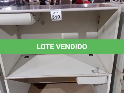 LOTE 310 - 02 MESAS DE ESCRITÓRIO EM MADEIRA. (NO ESTADO) ATENÇÃO! FAZER A VISITAÇÃO ANTES DE ARREMATAR, NÃO SABEMOS SE FUNCIONA, LEILÃO NÃO TEM GARANTIA E NEM DEVOLUÇÃO, SUJEITO A POSSÍVEIS AVARIAS VISÍVEIS/OCULTAS E/OU AUSÊNCIA DE COMPONENTES.