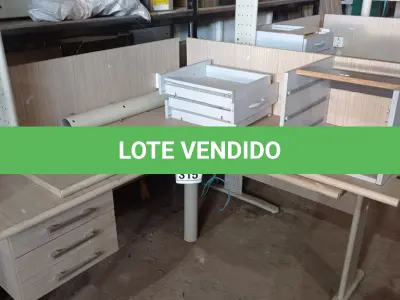 LOTE 315 - 02 MESAS EM L DE MADEIRA COM 03 GAVETAS. (NO ESTADO) ATENÇÃO! FAZER A VISITAÇÃO ANTES DE ARREMATAR, NÃO SABEMOS SE FUNCIONA, LEILÃO NÃO TEM GARANTIA E NEM DEVOLUÇÃO, SUJEITO A POSSÍVEIS AVARIAS VISÍVEIS/OCULTAS E/OU AUSÊNCIA DE COMPONENTES.