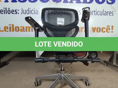 LOTE 079 - 01 CADEIRA DE ESCRITÓRIO. (NO ESTADO EM QUE SE ENCONTRA. SUJEITO A AVARIAS OCULTAS/VISÍVEIS.)
