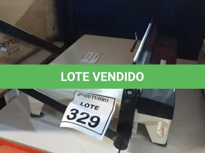 LOTE 329 - 01 PERFURADOR DE PAPEL. (NO ESTADO) ATENÇÃO! FAZER A VISITAÇÃO ANTES DE ARREMATAR, NÃO SABEMOS SE FUNCIONA, LEILÃO NÃO TEM GARANTIA E NEM DEVOLUÇÃO, SUJEITO A POSSÍVEIS AVARIAS VISÍVEIS/OCULTAS E/OU AUSÊNCIA DE COMPONENTES.