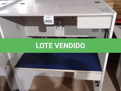 LOTE 305 - 02 MESAS DE ESCRITÓRIO EM MADEIRA. (NO ESTADO) ATENÇÃO! FAZER A VISITAÇÃO ANTES DE ARREMATAR, NÃO SABEMOS SE FUNCIONA, LEILÃO NÃO TEM GARANTIA E NEM DEVOLUÇÃO, SUJEITO A POSSÍVEIS AVARIAS VISÍVEIS/OCULTAS E/OU AUSÊNCIA DE COMPONENTES.