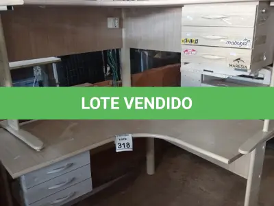 LOTE 318 - 02 MESAS EM L DE MADEIRA COM 03 GAVETAS. (NO ESTADO) ATENÇÃO! FAZER A VISITAÇÃO ANTES DE ARREMATAR, NÃO SABEMOS SE FUNCIONA, LEILÃO NÃO TEM GARANTIA E NEM DEVOLUÇÃO, SUJEITO A POSSÍVEIS AVARIAS VISÍVEIS/OCULTAS E/OU AUSÊNCIA DE COMPONENTES.