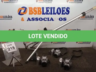 LOTE 218 - 02 TRIPÉS DE CÂMERA COM 03 CÂMERAS MARCA MINOLTA. (NO ESTADO) ATENÇÃO! FAZER A VISITAÇÃO ANTES DE ARREMATAR, NÃO SABEMOS SE FUNCIONA, LEILÃO NÃO TEM GARANTIA E NEM DEVOLUÇÃO, SUJEITO A POSSÍVEIS AVARIAS VISÍVEIS/OCULTAS E/OU AUSÊNCIA DE COMPONENTES.