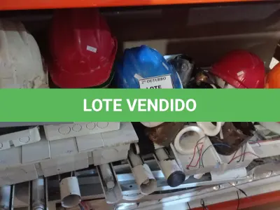 LOTE 293 - 16 LUMINÁRIAS TIPO CALHA TAMANHOS DIVERSOS, 21 LUMINÁRIAS DE TETO EM PVC E SPOTS EM METAL, 01 CAIXA DE PASSAGEM EM METAL COM 05 TAMPAS DIVERSAS, 12 CAPACETES DE PROTEÇÃO E MATÉRIAS DIVERSOS. (NO ESTADO) ATENÇÃO! FAZER A VISITAÇÃO ANTES DE ARREMATAR, NÃO SABEMOS SE FUNCIONA, LEILÃO NÃO TEM GARANTIA E NEM DEVOLUÇÃO, SUJEITO A POSSÍVEIS AVARIAS VISÍVEIS/OCULTAS E/OU AUSÊNCIA DE COMPONENTES.