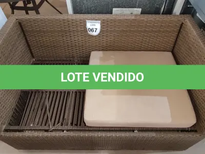 LOTE 067 - 01 SOFÁ DE JARDIM. (NO ESTADO EM QUE SE ENCONTRA. SUJEITO A AVARIAS OCULTAS/VISÍVEIS.) BH1517T