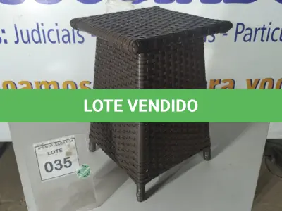 LOTE 035 - 01 MESA DE CANTO. (NO ESTADO EM QUE SE ENCONTRA. SUJEITO A AVARIAS OCULTAS/VISÍVEIS.) BJ7389K