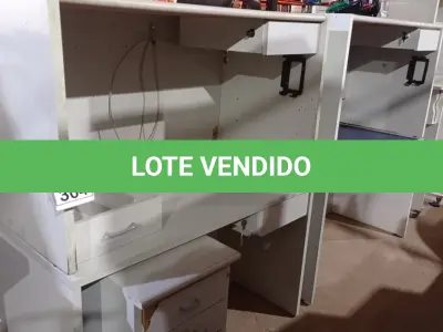 LOTE 304 - 02 MESAS DE ESCRITÓRIO EM MADEIRA E 01 GAVETEIRO COM 04 GAVETAS. (NO ESTADO) ATENÇÃO! FAZER A VISITAÇÃO ANTES DE ARREMATAR, NÃO SABEMOS SE FUNCIONA, LEILÃO NÃO TEM GARANTIA E NEM DEVOLUÇÃO, SUJEITO A POSSÍVEIS AVARIAS VISÍVEIS/OCULTAS E/OU AUSÊNCIA DE COMPONENTES.