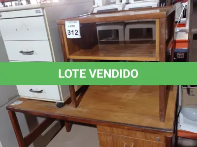 LOTE 312 - 01 MESA DE ESCRITÓRIO COM 03 GAVETAS EM MADEIRA, 01 MESINHA E 01 GAVETEIRO. (NO ESTADO) ATENÇÃO! FAZER A VISITAÇÃO ANTES DE ARREMATAR, NÃO SABEMOS SE FUNCIONA, LEILÃO NÃO TEM GARANTIA E NEM DEVOLUÇÃO, SUJEITO A POSSÍVEIS AVARIAS VISÍVEIS/OCULTAS E/OU AUSÊNCIA DE COMPONENTES.