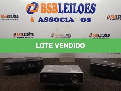 LOTE 211 - 03 PROJETORES DE MARCAS E MODELOS DIVERSOS. (NO ESTADO) ATENÇÃO! FAZER A VISITAÇÃO ANTES DE ARREMATAR, NÃO SABEMOS SE FUNCIONA, LEILÃO NÃO TEM GARANTIA E NEM DEVOLUÇÃO, SUJEITO A POSSÍVEIS AVARIAS VISÍVEIS/OCULTAS E/OU AUSÊNCIA DE COMPONENTES.