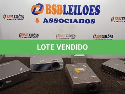 LOTE 156 - 04 PROJETORES DE MARCAS E MODELOS DIVERSOS. (NO ESTADO) ATENÇÃO! FAZER A VISITAÇÃO ANTES DE ARREMATAR, NÃO SABEMOS SE FUNCIONA, LEILÃO NÃO TEM GARANTIA E NEM DEVOLUÇÃO, SUJEITO A POSSÍVEIS AVARIAS VISÍVEIS/OCULTAS E/OU AUSÊNCIA DE COMPONENTES.