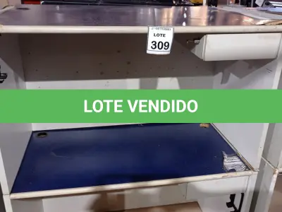 LOTE 309 - 02 MESAS DE ESCRITÓRIO EM MADEIRA. (NO ESTADO) ATENÇÃO! FAZER A VISITAÇÃO ANTES DE ARREMATAR, NÃO SABEMOS SE FUNCIONA, LEILÃO NÃO TEM GARANTIA E NEM DEVOLUÇÃO, SUJEITO A POSSÍVEIS AVARIAS VISÍVEIS/OCULTAS E/OU AUSÊNCIA DE COMPONENTES.