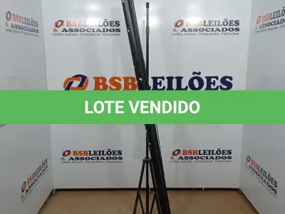 LOTE 230 - 01 TELA DE PROJEÇÃO RETRÁTIL. (NO ESTADO) ATENÇÃO! FAZER A VISITAÇÃO ANTES DE ARREMATAR, NÃO SABEMOS SE FUNCIONA, LEILÃO NÃO TEM GARANTIA E NEM DEVOLUÇÃO, SUJEITO A POSSÍVEIS AVARIAS VISÍVEIS/OCULTAS E/OU AUSÊNCIA DE COMPONENTES.