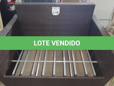 LOTE 085 - 01 SOFÁ DE JARDIM. (NO ESTADO EM QUE SE ENCONTRA. SUJEITO A AVARIAS OCULTAS/VISÍVEIS.) BH1646D