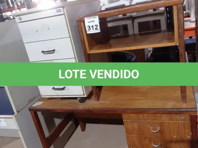 LOTE 312 - 01 MESA DE ESCRITÓRIO COM 03 GAVETAS EM MADEIRA, 01 MESINHA E 01 GAVETEIRO. (NO ESTADO) ATENÇÃO! FAZER A VISITAÇÃO ANTES DE ARREMATAR, NÃO SABEMOS SE FUNCIONA, LEILÃO NÃO TEM GARANTIA E NEM DEVOLUÇÃO, SUJEITO A POSSÍVEIS AVARIAS VISÍVEIS/OCULTAS E/OU AUSÊNCIA DE COMPONENTES.