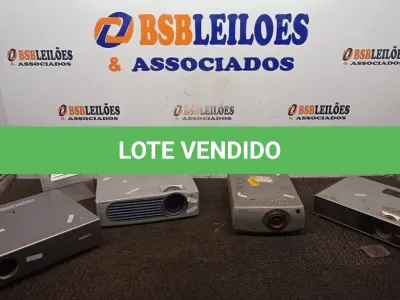 LOTE 156 - 04 PROJETORES DE MARCAS E MODELOS DIVERSOS. (NO ESTADO) ATENÇÃO! FAZER A VISITAÇÃO ANTES DE ARREMATAR, NÃO SABEMOS SE FUNCIONA, LEILÃO NÃO TEM GARANTIA E NEM DEVOLUÇÃO, SUJEITO A POSSÍVEIS AVARIAS VISÍVEIS/OCULTAS E/OU AUSÊNCIA DE COMPONENTES.