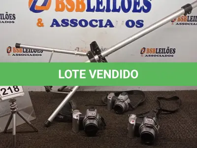 LOTE 218 - 02 TRIPÉS DE CÂMERA COM 03 CÂMERAS MARCA MINOLTA. (NO ESTADO) ATENÇÃO! FAZER A VISITAÇÃO ANTES DE ARREMATAR, NÃO SABEMOS SE FUNCIONA, LEILÃO NÃO TEM GARANTIA E NEM DEVOLUÇÃO, SUJEITO A POSSÍVEIS AVARIAS VISÍVEIS/OCULTAS E/OU AUSÊNCIA DE COMPONENTES.