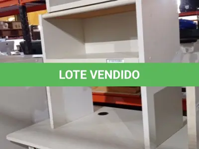 LOTE 306 - 03 RACK DE MADEIRA E 02 MESINHAS. (NO ESTADO) ATENÇÃO! FAZER A VISITAÇÃO ANTES DE ARREMATAR, NÃO SABEMOS SE FUNCIONA, LEILÃO NÃO TEM GARANTIA E NEM DEVOLUÇÃO, SUJEITO A POSSÍVEIS AVARIAS VISÍVEIS/OCULTAS E/OU AUSÊNCIA DE COMPONENTES.
