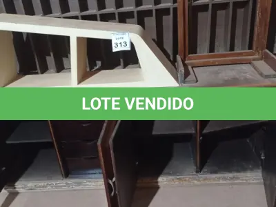 LOTE 313 - 01 ESCANINHO, 01 SUPORTE DE LUMINÁRIA, 01 MESA DE CENTRO SEM TAMPO E 01 ARCA EM MADEIRA COM 04 PORTAS E 04 GAVETAS. (NO ESTADO) ATENÇÃO! FAZER A VISITAÇÃO ANTES DE ARREMATAR, NÃO SABEMOS SE FUNCIONA, LEILÃO NÃO TEM GARANTIA E NEM DEVOLUÇÃO, SUJEITO A POSSÍVEIS AVARIAS VISÍVEIS/OCULTAS E/OU AUSÊNCIA DE COMPONENTES.