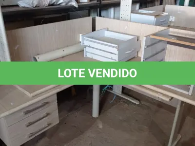 LOTE 315 - 02 MESAS EM L DE MADEIRA COM 03 GAVETAS. (NO ESTADO) ATENÇÃO! FAZER A VISITAÇÃO ANTES DE ARREMATAR, NÃO SABEMOS SE FUNCIONA, LEILÃO NÃO TEM GARANTIA E NEM DEVOLUÇÃO, SUJEITO A POSSÍVEIS AVARIAS VISÍVEIS/OCULTAS E/OU AUSÊNCIA DE COMPONENTES.