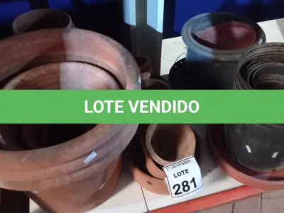 LOTE 281 - 01 LOTE COM VÁRIOS VASOS DE PLANTAS DE MATERIAIS DIVERSOS. (NO ESTADO) ATENÇÃO! FAZER A VISITAÇÃO ANTES DE ARREMATAR, NÃO SABEMOS SE FUNCIONA, LEILÃO NÃO TEM GARANTIA E NEM DEVOLUÇÃO, SUJEITO A POSSÍVEIS AVARIAS VISÍVEIS/OCULTAS E/OU AUSÊNCIA DE COMPONENTES.