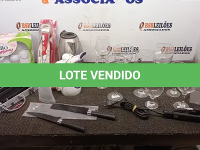 LOTE 219 - 02 FACAS DECORATIVAS, 09 TAÇAS DE VIDRO, 01 PASSADEIRA A VAPOR, 01 CHALEIRA ELÉTRICA, 01 BOMBA MANUAL DE EXTRAÇÃO DE LEITE MATERNO, 01 CHAPINHA, 01 MICROFONE E 01 KIT DE CHURRASCO COM FACA, GARFO E PAGADOR COM CASE. (NO ESTADO) ATENÇÃO! FAZER A VISITAÇÃO ANTES DE ARREMATAR, NÃO SABEMOS SE FUNCIONA, LEILÃO NÃO TEM GARANTIA E NEM DEVOLUÇÃO, SUJEITO A POSSÍVEIS AVARIAS VISÍVEIS/OCULTAS E/OU AUSÊNCIA DE COMPONENTES.