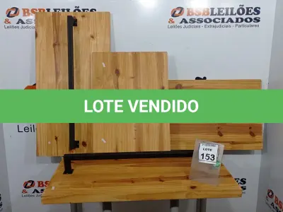 LOTE 153 - 03 TÁBUAS DE MADEIRA COM FERRO FIXO DE 0,97X050 CM E 01 TÁBUA DE MADEIRA DE 0,50X0,67 CM. (NO ESTADO) ATENÇÃO! FAZER A VISITAÇÃO ANTES DE ARREMATAR, NÃO SABEMOS SE FUNCIONA, LEILÃO NÃO TEM GARANTIA E NEM DEVOLUÇÃO, SUJEITO A POSSÍVEIS AVARIAS VISÍVEIS/OCULTAS E/OU AUSÊNCIA DE COMPONENTES.