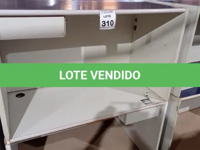 LOTE 310 - 02 MESAS DE ESCRITÓRIO EM MADEIRA. (NO ESTADO) ATENÇÃO! FAZER A VISITAÇÃO ANTES DE ARREMATAR, NÃO SABEMOS SE FUNCIONA, LEILÃO NÃO TEM GARANTIA E NEM DEVOLUÇÃO, SUJEITO A POSSÍVEIS AVARIAS VISÍVEIS/OCULTAS E/OU AUSÊNCIA DE COMPONENTES.