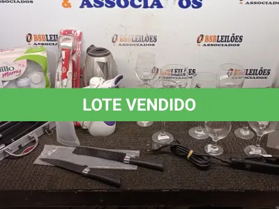 LOTE 219 - 02 FACAS DECORATIVAS, 09 TAÇAS DE VIDRO, 01 PASSADEIRA A VAPOR, 01 CHALEIRA ELÉTRICA, 01 BOMBA MANUAL DE EXTRAÇÃO DE LEITE MATERNO, 01 CHAPINHA, 01 MICROFONE E 01 KIT DE CHURRASCO COM FACA, GARFO E PAGADOR COM CASE. (NO ESTADO) ATENÇÃO! FAZER A VISITAÇÃO ANTES DE ARREMATAR, NÃO SABEMOS SE FUNCIONA, LEILÃO NÃO TEM GARANTIA E NEM DEVOLUÇÃO, SUJEITO A POSSÍVEIS AVARIAS VISÍVEIS/OCULTAS E/OU AUSÊNCIA DE COMPONENTES.