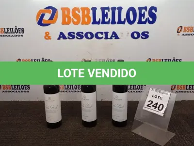 LOTE 240 - 03 GARRAFAS DE VINHO FINO TINTO SECO VALA REAL DE 750ML SAFRA 2019. (NO ESTADO) ATENÇÃO! FAZER A VISITAÇÃO ANTES DE ARREMATAR, NÃO SABEMOS SE FUNCIONA, LEILÃO NÃO TEM GARANTIA E NEM DEVOLUÇÃO, SUJEITO A POSSÍVEIS AVARIAS VISÍVEIS/OCULTAS E/OU AUSÊNCIA DE COMPONENTES.