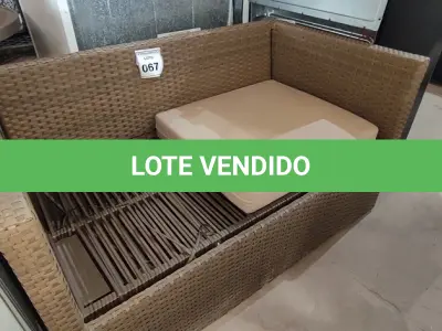 LOTE 067 - 01 SOFÁ DE JARDIM. (NO ESTADO EM QUE SE ENCONTRA. SUJEITO A AVARIAS OCULTAS/VISÍVEIS.) BH1517T