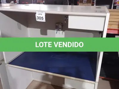 LOTE 305 - 02 MESAS DE ESCRITÓRIO EM MADEIRA. (NO ESTADO) ATENÇÃO! FAZER A VISITAÇÃO ANTES DE ARREMATAR, NÃO SABEMOS SE FUNCIONA, LEILÃO NÃO TEM GARANTIA E NEM DEVOLUÇÃO, SUJEITO A POSSÍVEIS AVARIAS VISÍVEIS/OCULTAS E/OU AUSÊNCIA DE COMPONENTES.