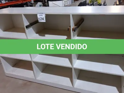 LOTE 124 - 01 ESTANTE DE MADEIRA COM 09 DIVISÓRIAS COM DIMENSÕES DE 1,88X1,11X0,46. (NO ESTADO) ATENÇÃO! FAZER A VISITAÇÃO ANTES DE ARREMATAR, NÃO SABEMOS SE FUNCIONA, LEILÃO NÃO TEM GARANTIA E NEM DEVOLUÇÃO, SUJEITO A POSSÍVEIS AVARIAS VISÍVEIS/OCULTAS E/OU AUSÊNCIA DE COMPONENTES.
