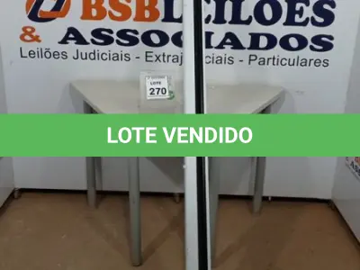 LOTE 270 - 01 TELA DE PROJEÇÃO RETRÁTIL. (NO ESTADO) ATENÇÃO! FAZER A VISITAÇÃO ANTES DE ARREMATAR, NÃO SABEMOS SE FUNCIONA, LEILÃO NÃO TEM GARANTIA E NEM DEVOLUÇÃO, SUJEITO A POSSÍVEIS AVARIAS VISÍVEIS/OCULTAS E/OU AUSÊNCIA DE COMPONENTES.